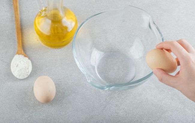 Замочувати більше не потрібно: простий трюк почистити яйце