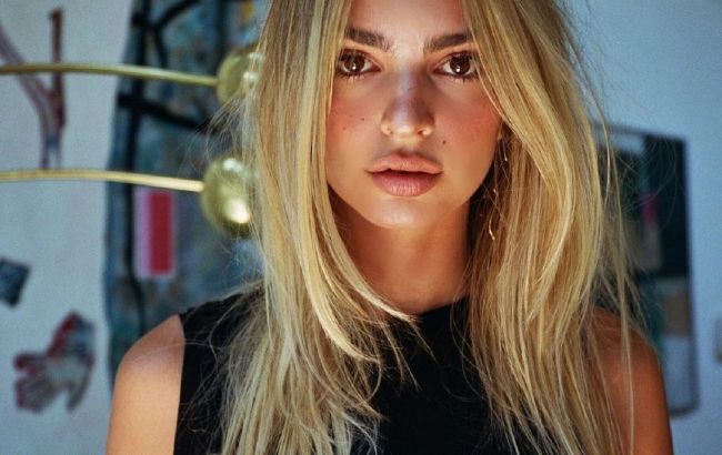 Ідеально для блондинок: Емілі Ратаковскі показала спокусливий образ в трендовому відтінку