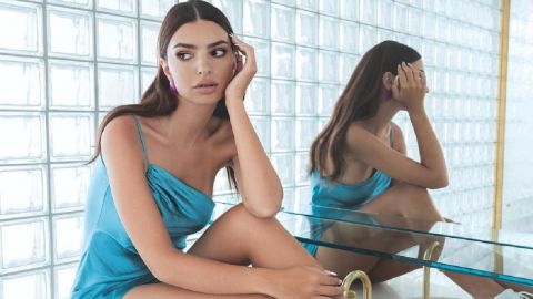 Еще стройнее: Эмили Ратаковски показала точеную фигуру в откровенном наряде