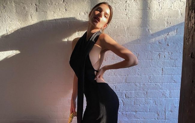 Срочно купить: Эмили Ратаковски демонстрирует идеальную фигуру в трендовом платье