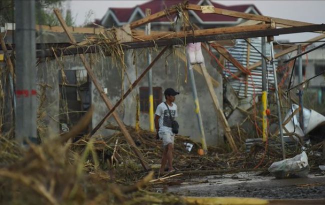 Число жертв потужного тайфуну на Філіппінах знову зросло