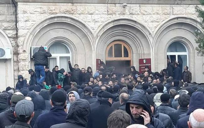 В Абхазии протестующие захватили "администрацию президента"