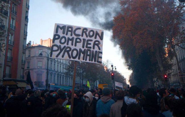 У Парижі на акції протесту почалися затримання