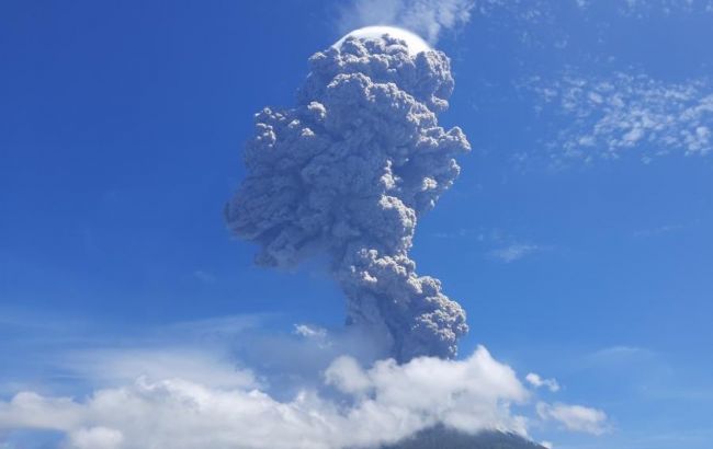 В Індонезії почалося виверження вулкана, над країною частково заборонили польоти