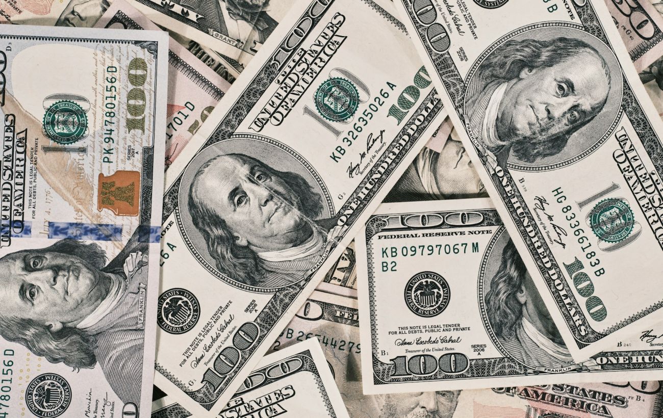 Долар йде вгору, а євро дешевшає: які курси в обмінниках