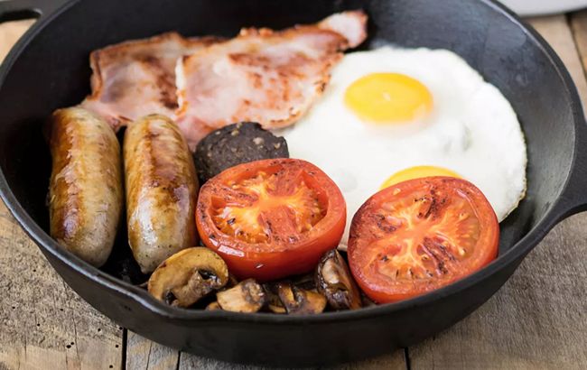 Правильний рецепт традиційного англійського сніданку з сосисками та яйцями