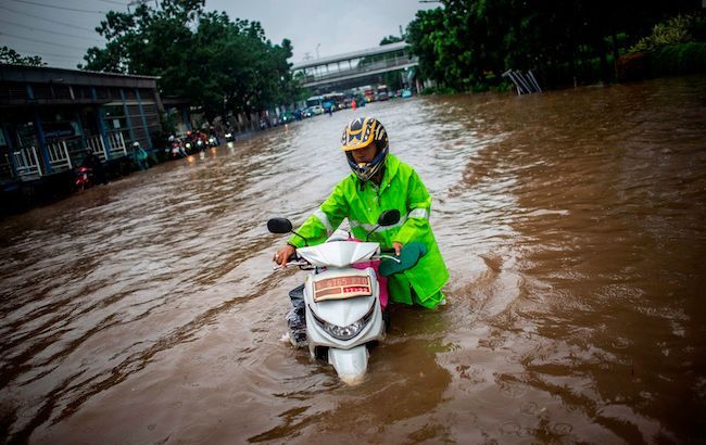 Жертвами наводнения в Индонезии стали более полусотни человек