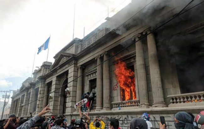 Президент Гватемали засудив підпал будівлі парламенту