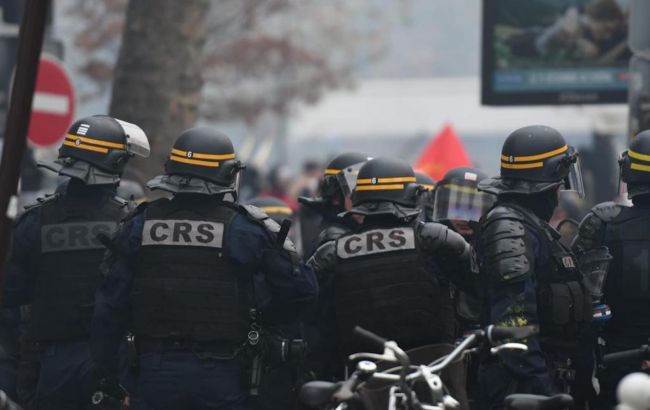 В Париже во время протестов задержали 42 человека, восемь полицейских пострадали