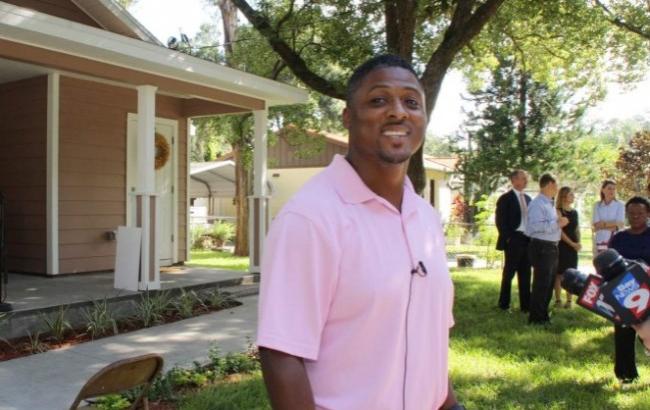 Экс-футболист подарил 145 домов неполным семьям