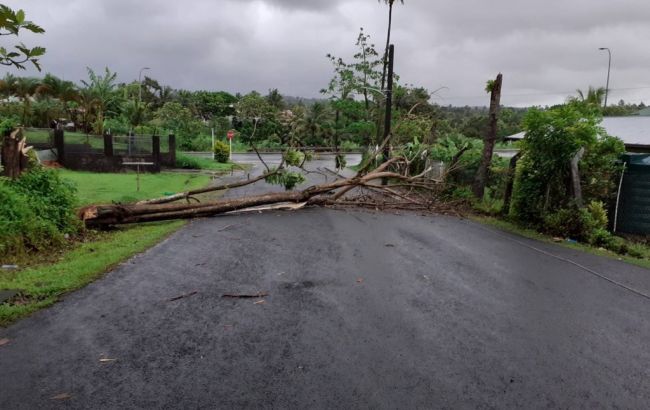 На Фіджі сильний ураган зруйнував будинки і дороги, є жертви