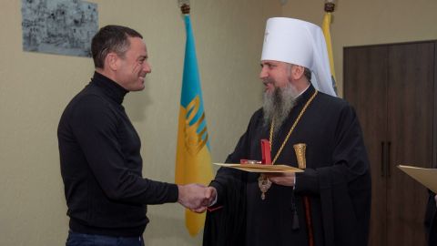 Эпифаний наградил мэра Каменского Орденом святого Юрия Победоносца