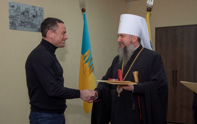 Эпифаний наградил мэра Каменского Орденом святого Юрия Победоносца