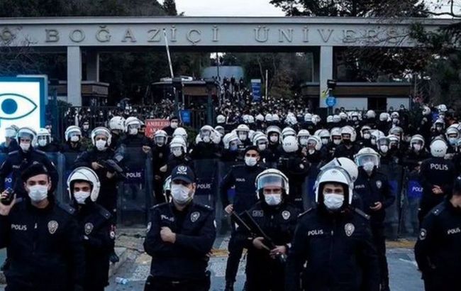 В Турции протестуют преподаватели и студенты: сотни людей арестовала полиция