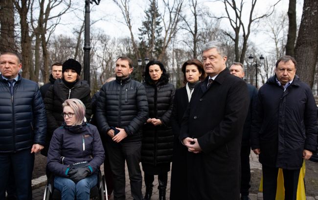 Порошенко: наступ російських військ в районі Золотого - це і є "мир" Путіна