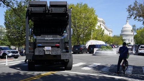 В Вашингтоне полиции сдался мужчина, угрожавший взорвать бомбу в грузовике у Капитолия