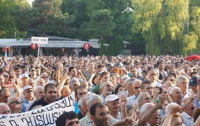 Генпрокуратура Армении завела дело на протестующих в Ереване по статье "хулиганство"