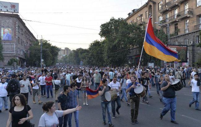 Протест в Ереване: один из участников зашил себе рот
