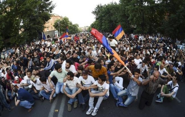 Протесты в Армении: полиция обещает не применять силу, пока митинг мирный