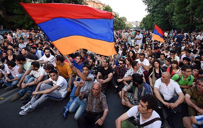 У Єревані поліція розігнала "майдан" (відео)