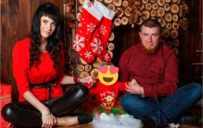 Моторола опубликовал фото с семьей у новогодней елки и камина