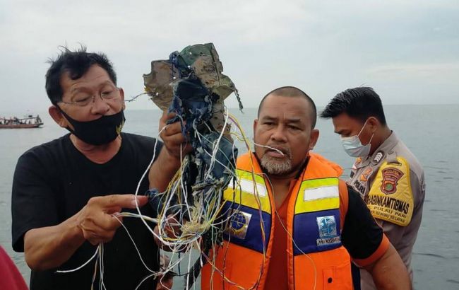 В районе авиакатастрофы в Индонезии развернут спасательную операцию