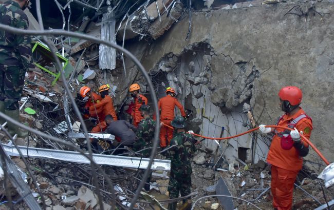 Число жертв землетрясения в Индонезии растет. Украина выразила соболезнования