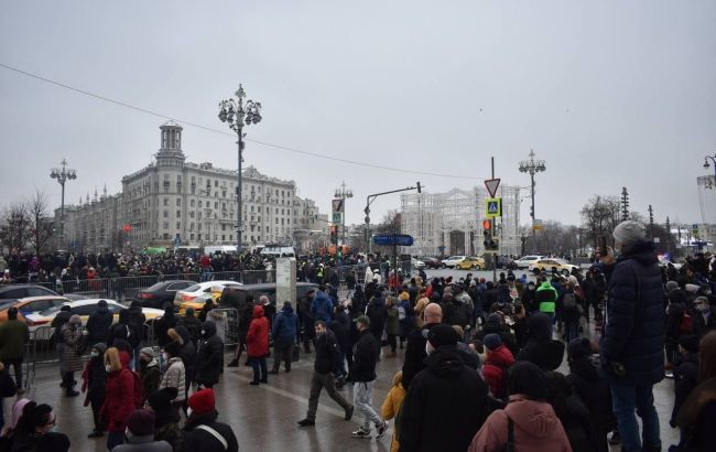 Задержание ребенка и призывы от полиции носить маски: митинг за Навального начался в Москве