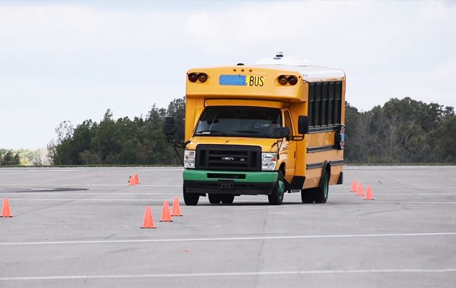 Школьный автобус выполнил "лосиный тест" намного быстрее спорткара Porsche