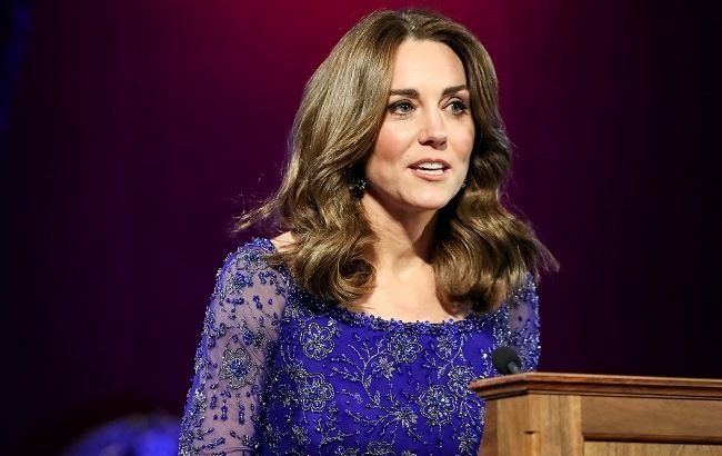 Герцогиня даже на карантине: Кейт Миддлон восхитила ярким образом для виртуальной встречи