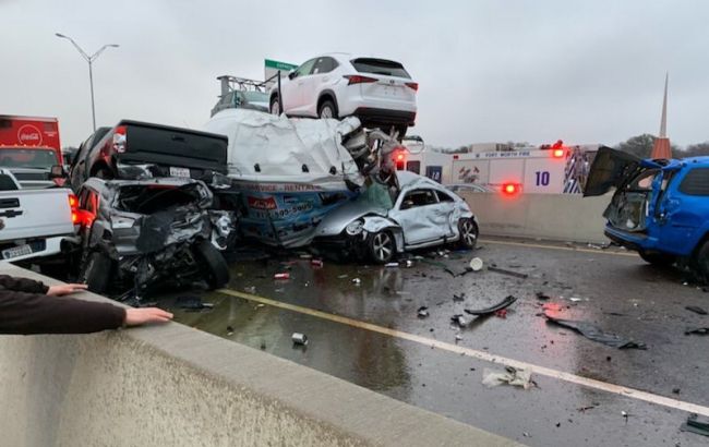 У Техасі зіштовхнулися сотні автомобілів, є загиблі і поранені