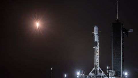SpaceX доставила 60 супутників Starlink на орбіту. Але запуск ще партії скасували