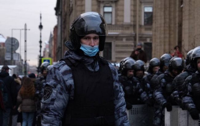 На протестах в Росії жорстко затримують людей. Їх число вже перевищило 500