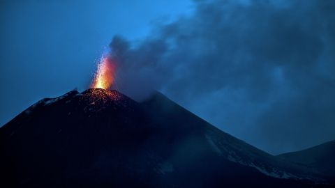 В Италии проснулся легендарный вулкан Этна: видео завораживающего извержения