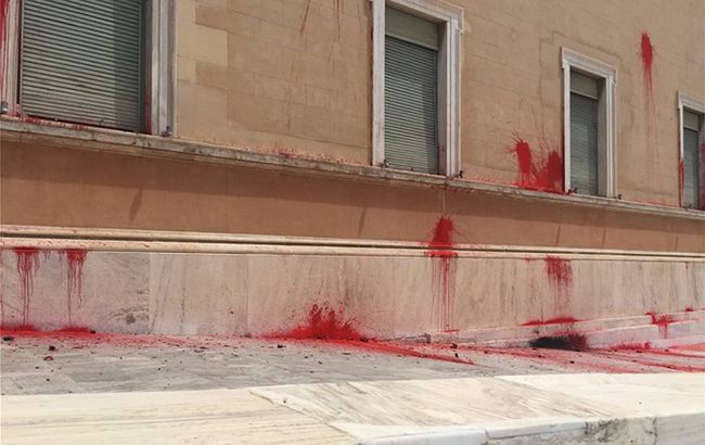 Здание парламента Греции забросали краской