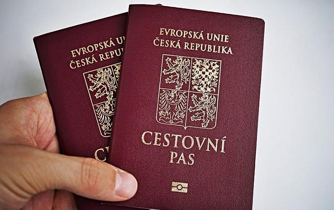 Посольство Чехії спростувало інформацію про намір масово роздавати паспорти закарпатцям