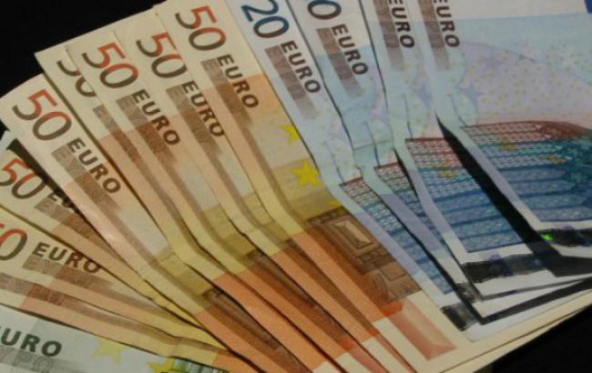 Евро продолжает проседать перед долларом накануне саммита по Греции