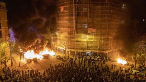 Взрывы и столкновения с полицией: в Барселоне массовые беспорядки