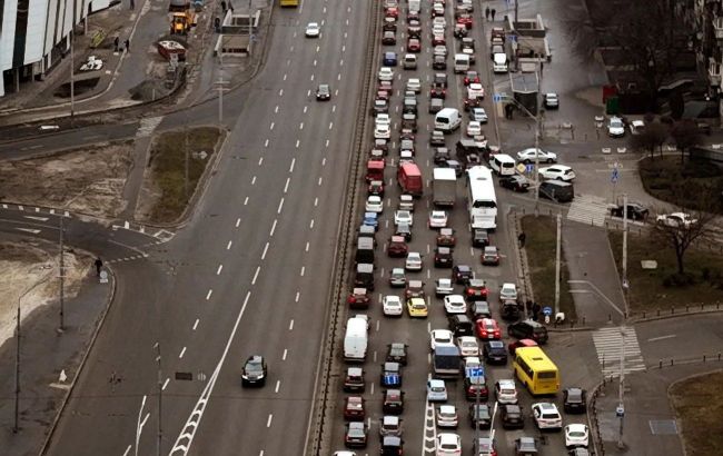 МІУ показало альтернативні маршрути для автомобілів: менше блок-постів, вантажівок і заторів