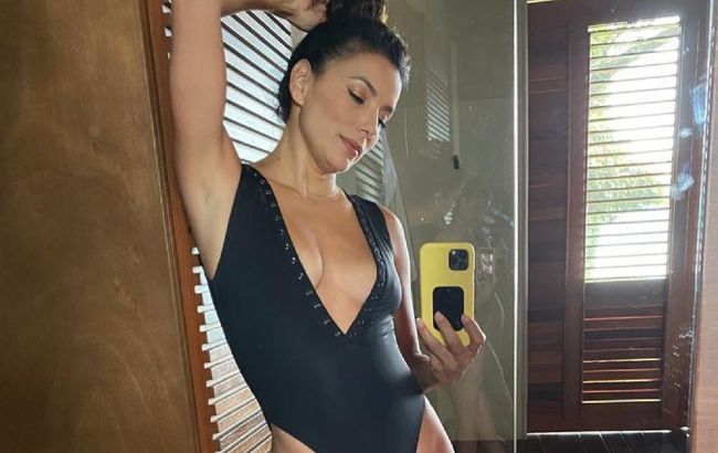 Стройная мамочка: 45-летняя Ева Лонгория показала идеальную фигуру в купальнике