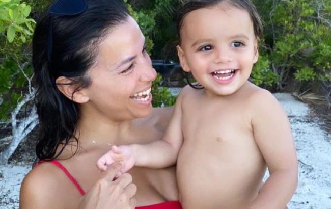 Шикарная мамочка: 45-летняя Ева Лонгория показала идеальную фигуру в купальнике