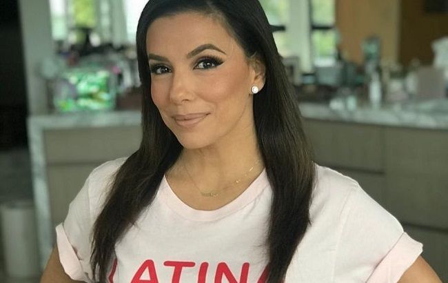 Ноги мрії: Єва Лонгорія захопила досконалим тілом в яскравому купальнику