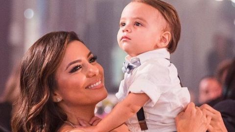 Мамин помощник: Ева Лонгория устроила кулинарный "мастер-класс" маленькому сыну