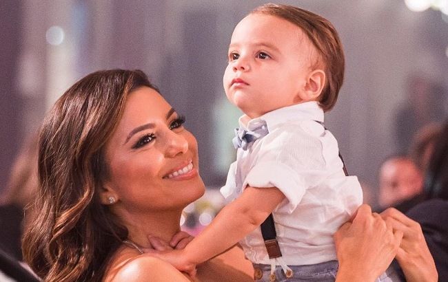 Вся семья в сборе: Ева Лонгория показала редкие кадры с мужем и сыном