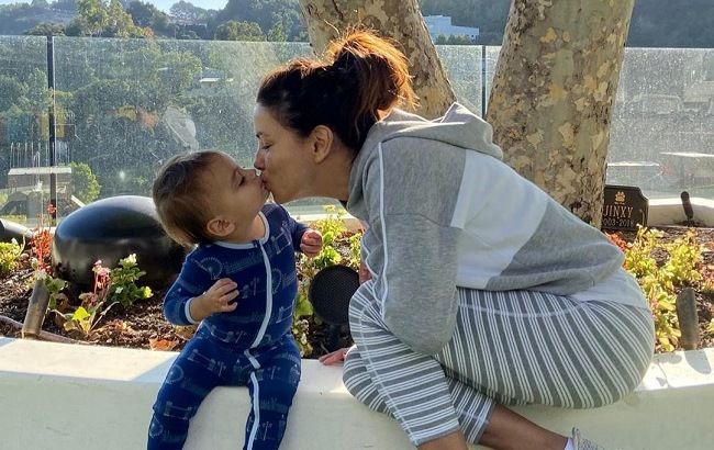 Ідеальна мама: Єва Лонгорія засипала мережу милими фото з однорічним сином