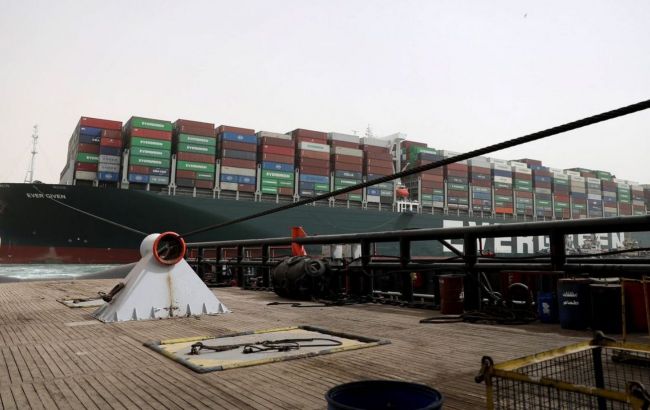 Буксири та земснаряди намагаються звільнити судно, яке заблокувало Суецький канал
