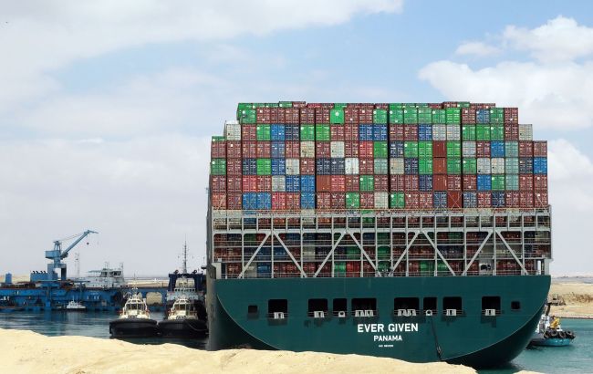 Нафта дешевшає, оскільки контейнеровоз зняли з мілини в Суецькому каналі