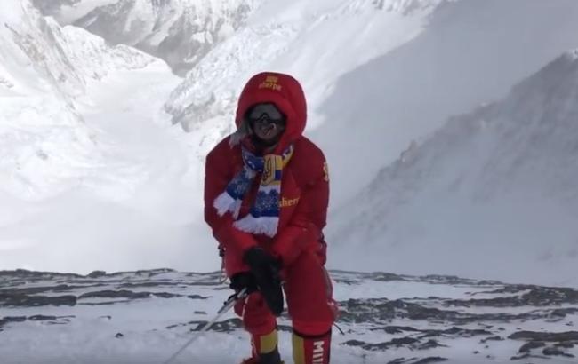 Альпіністка Ірина Галай піднялася на Еверест з шарфиком "Динамо"
