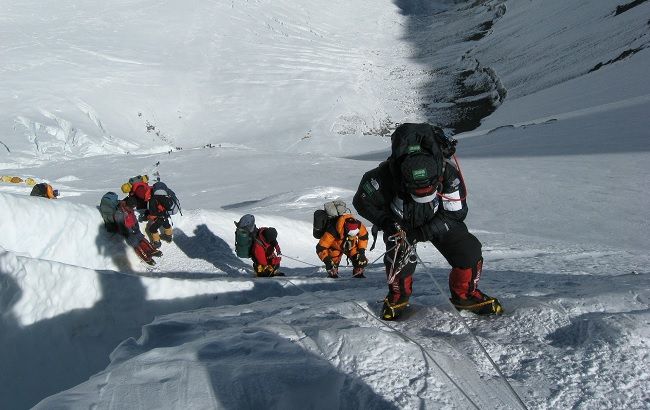 На Эвересте массово гибнут туристы: что происходит