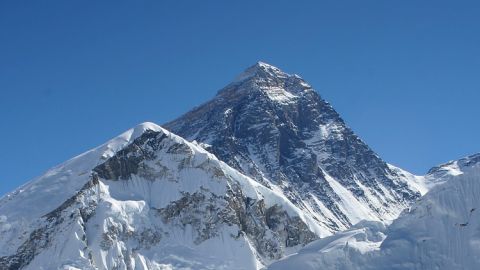 На Эвересте запустили связь 5G